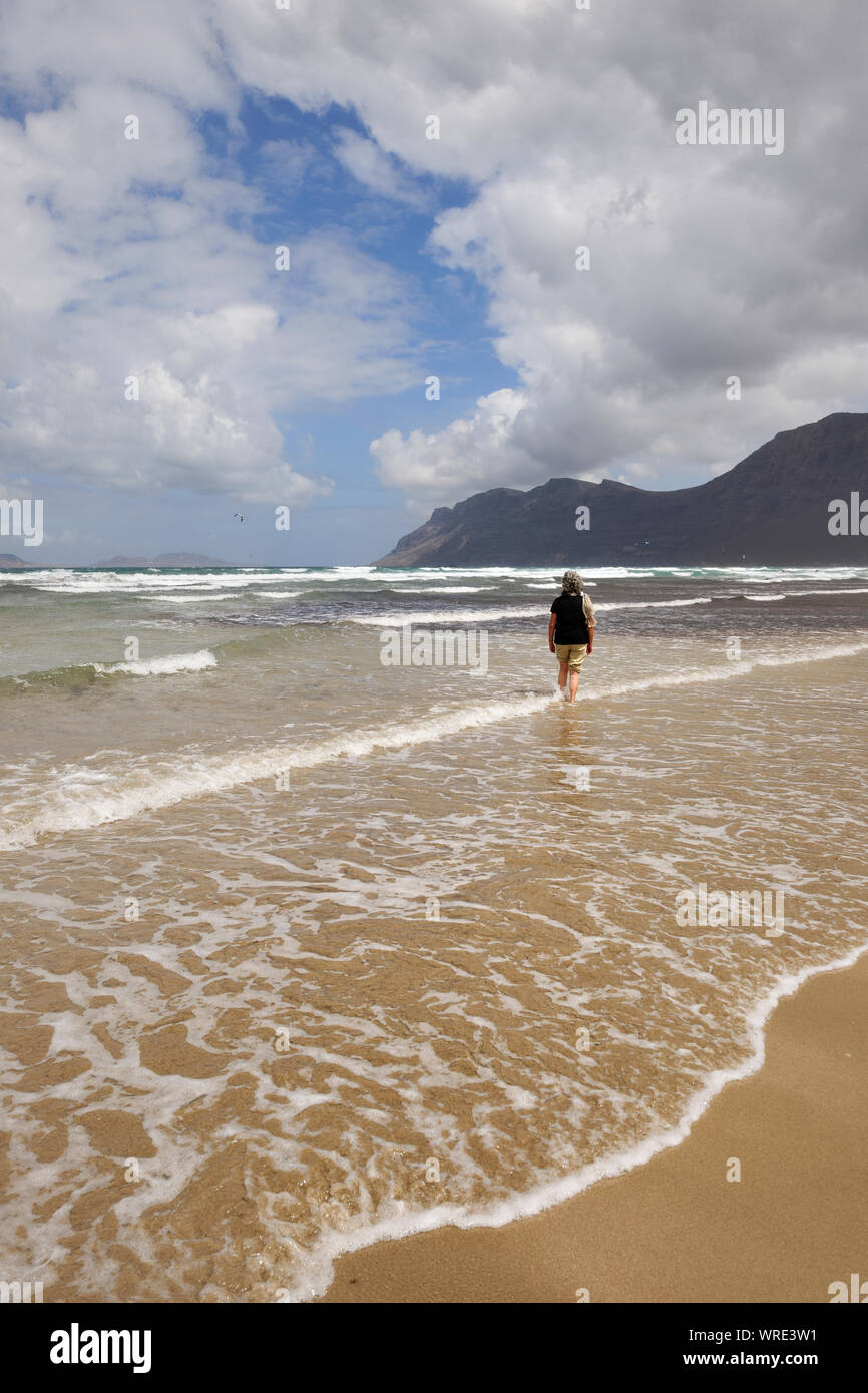 La plage de Famara. Lanzarote, îles Canaries. Espagne Banque D'Images