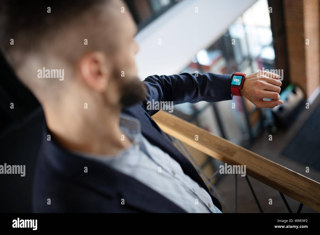 Vue de dessus du businessman looking at notifications sur smart watch Banque D'Images