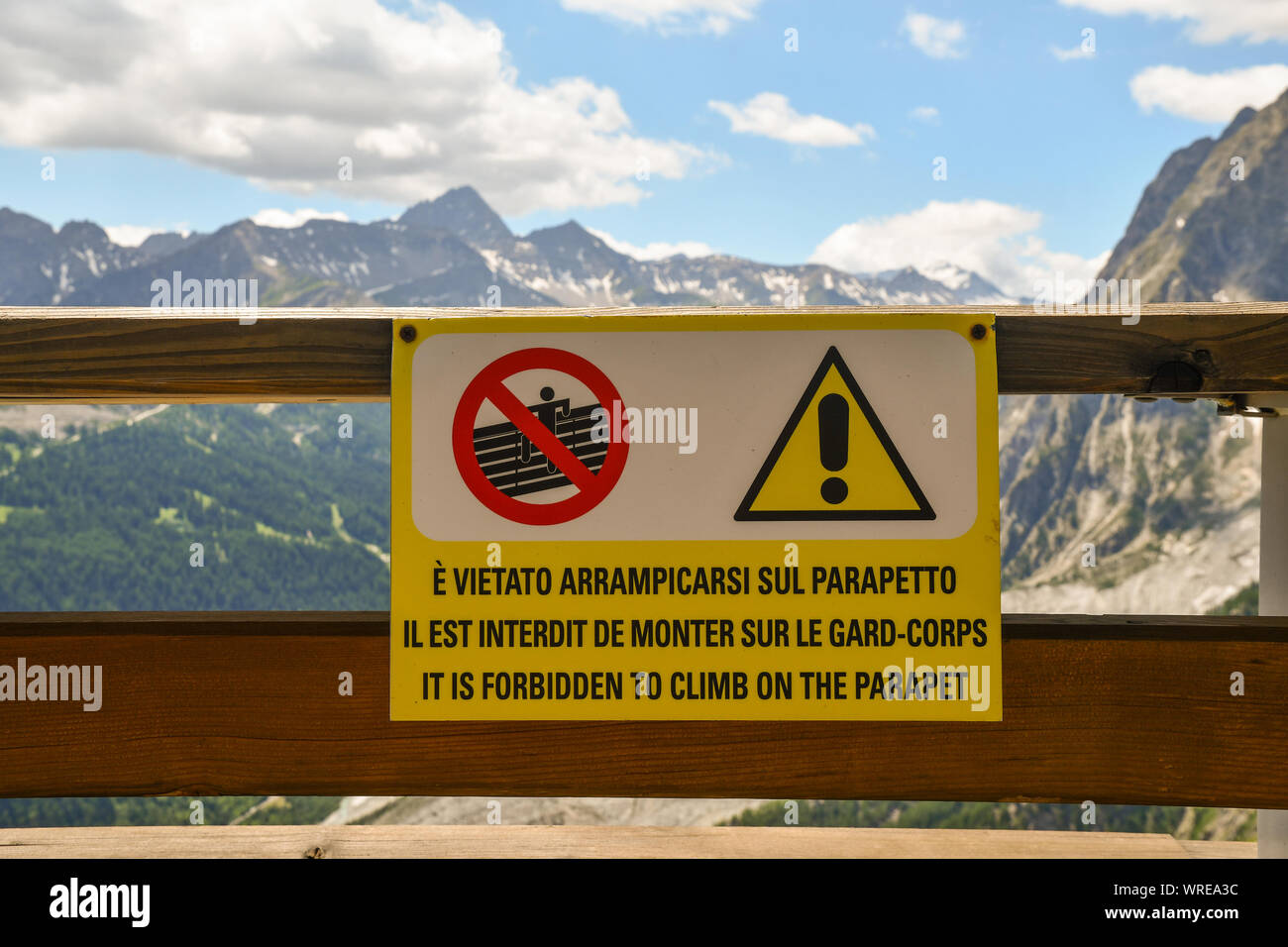 Le signe de danger qui dit : 'Il est interdit de monter sur le parapet' à la station de téléphérique Skyway Monte Bianco dans le massif du Mont Blanc Courmayeur, Italie Banque D'Images
