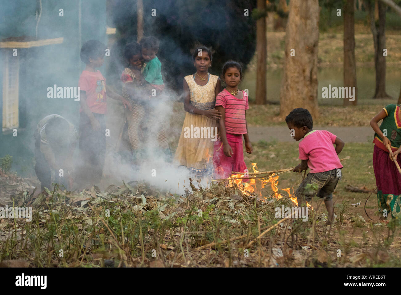 Les gens du village tribal feu d'éclairage pour la cuisine fin Banque D'Images