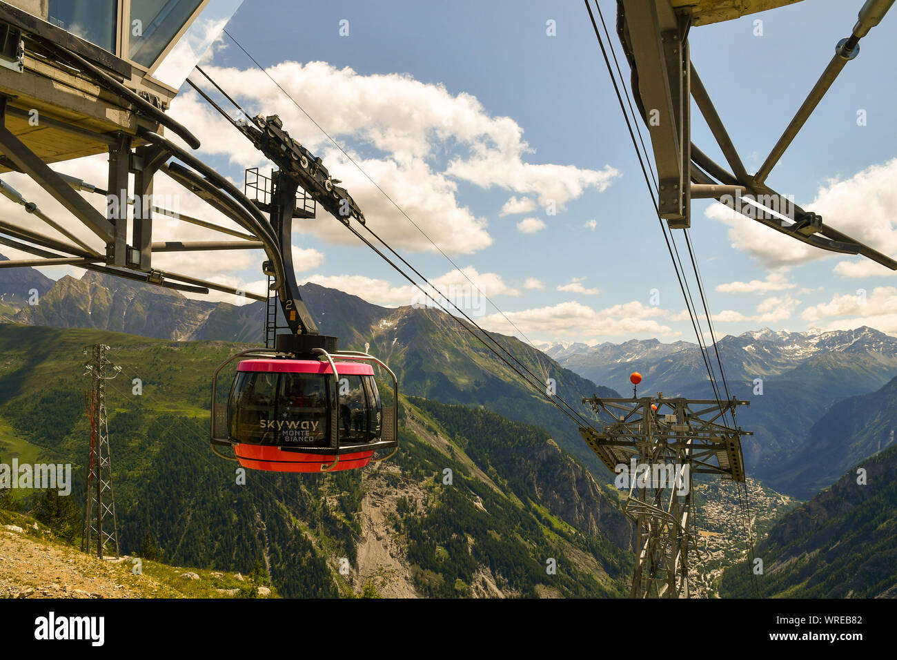 Une cabine de la Skyway Monte Bianco de couleur rose en hommage de l'adoption de Giro d'Italia 2019 en Vallée d'Aoste et Courmayeur, Alpes, Italie Banque D'Images