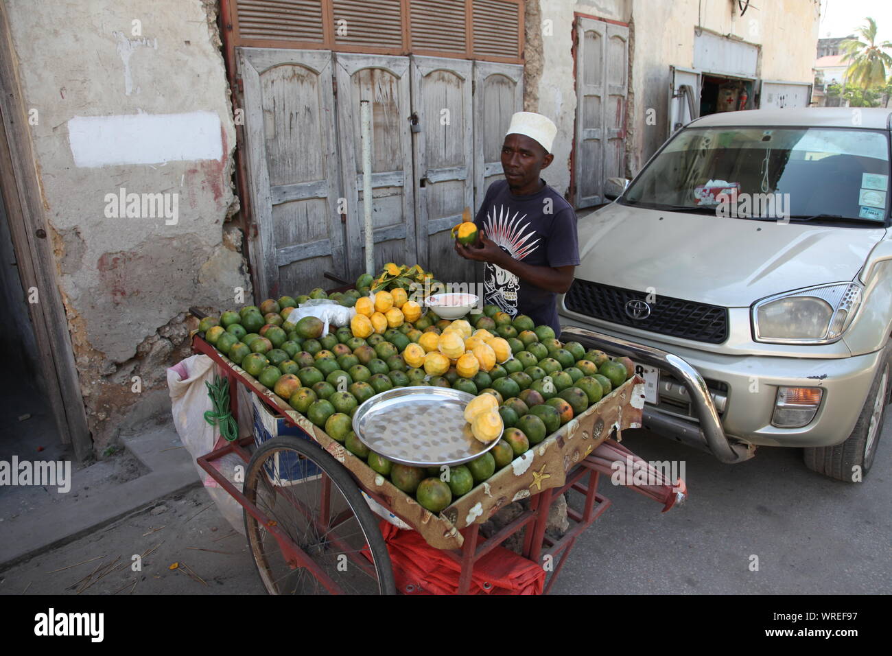 Tanzanie Zanzibar vend Local oranges pelées dans la rue Banque D'Images