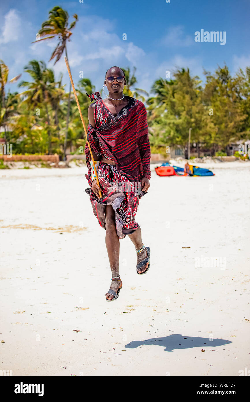 Les Masais dans des vêtements nationaux saut traditionnel sur la plage Zanzibar Banque D'Images Les Masais dans des vêtements nationaux saut traditionnel sur la plage Zanzibar Banque D'Images