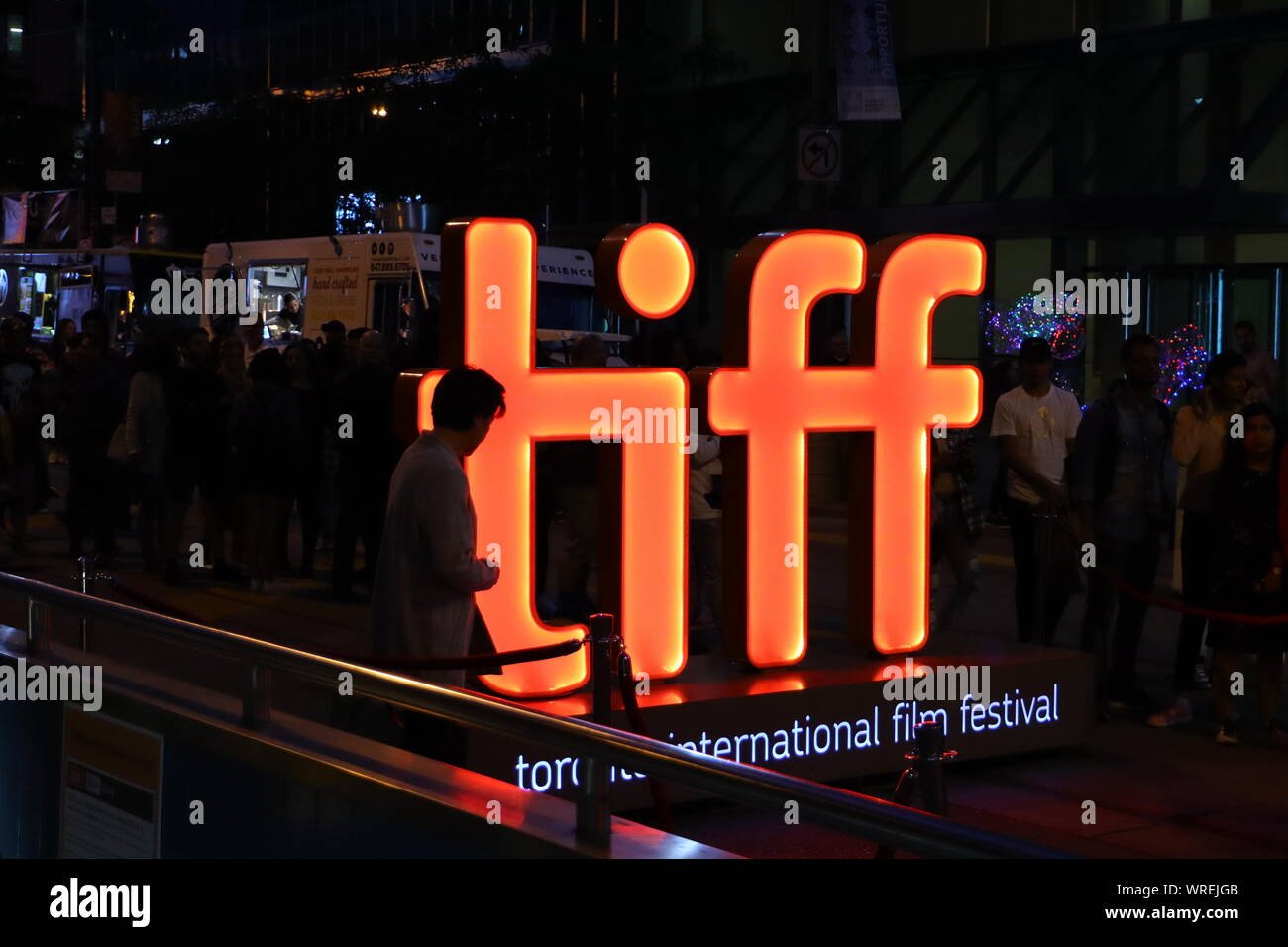 Une personne marche par un signe TIFF TIFF à Toronto au cours de la 2019. Banque D'Images