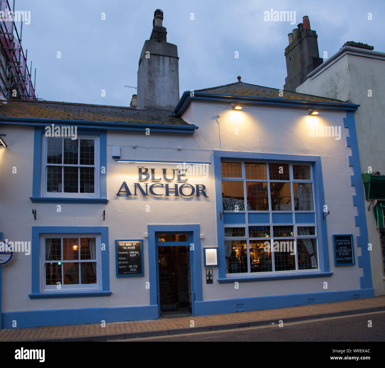 La Blue Anchor Inn pub à côté du port de Brixham, Devon, UK Banque D'Images