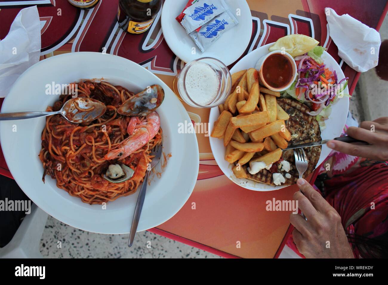 Déjeuner de fruits de mer au bord de mer Cafe, Bay, Malte Armier Banque D'Images