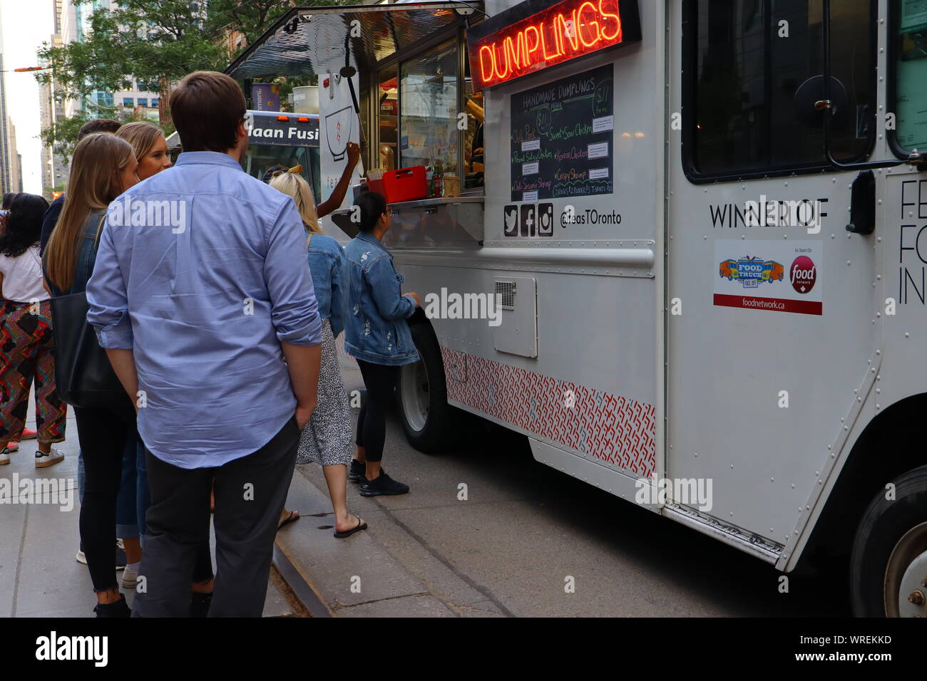 Les gens font la queue pour acheter des boulettes chinoises d'un camion alimentaire à Toronto au cours de 2019 TIFF. Banque D'Images