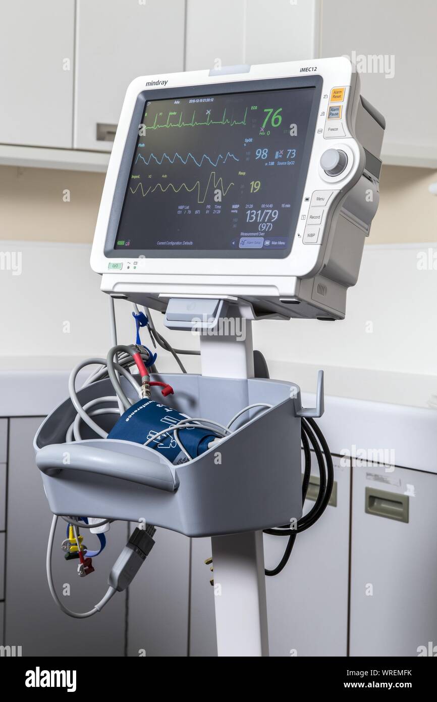Les PIEM Mindray 12 sous les soins de suivi des patients médicaux montrant  de l'appareil tension artérielle et le pouls de la fréquence cardiaque  Photo Stock - Alamy