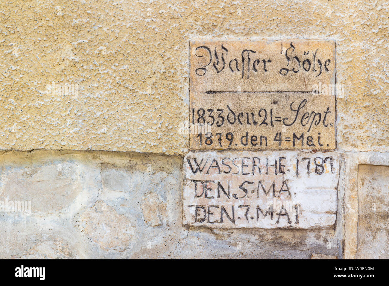 18e et 19e siècle au niveau de la hauteur d'inondation marqueurs sur vieux mur à Sopron, Hongrie. Légende dit : Wasser höhe  = hauteur d'eau Banque D'Images