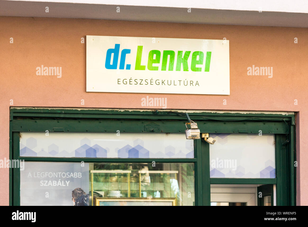 Le Dr Lenkei magasin de santé avant, Sopron, Hongrie. Légende dit : dr. Lenkei Santé Culture. Sur la vitrine : la règle la plus importante. Banque D'Images