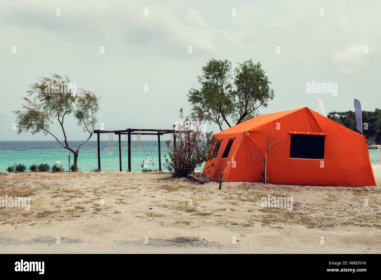 L'une tente d'orange sur une plage en Grèce vacances romantiques Selective focus Banque D'Images