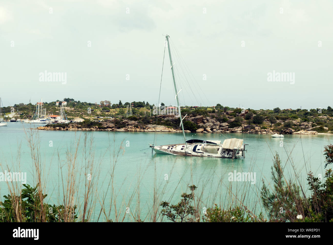 05 mai 2019 La Grèce d'un bateau en train de sombrer dans l'eau de mer en Mer Egée Selective focus Banque D'Images