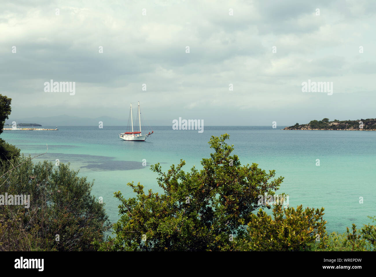 05 mai 2019 Grèce un yacht de voile dans la baie de la mer Egée à Sithonia Selective focus Banque D'Images