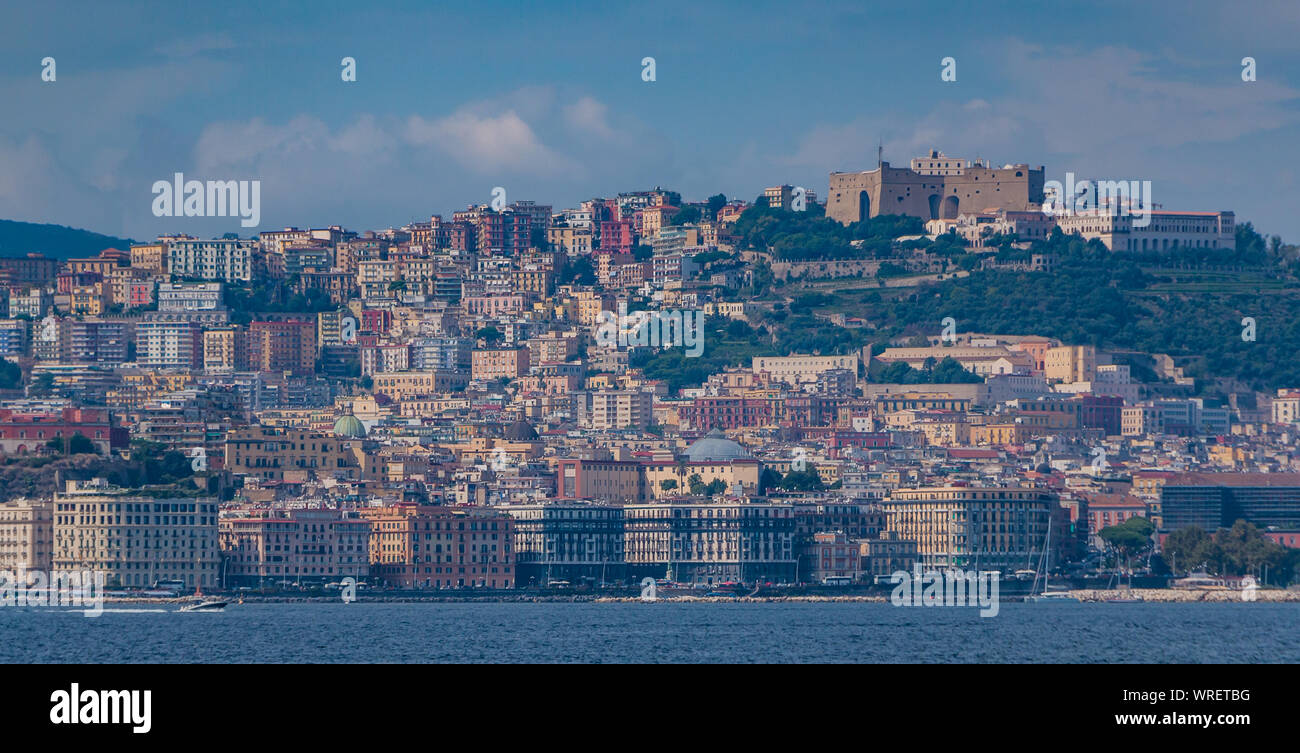Une photo de Naples' promenade et Castel Sant'Elmo prises d'un ferry. Banque D'Images