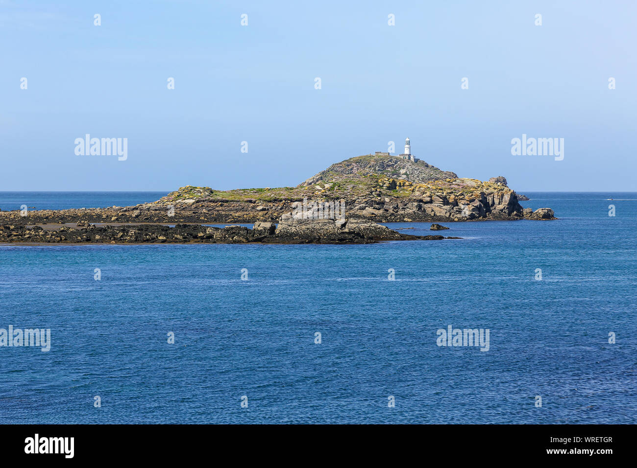 En regardant vers le phare sur l'île Ronde de Pernagie Point et joint de Porth, St. Martin's Island, Îles Scilly, Cornwall, England, UK Banque D'Images