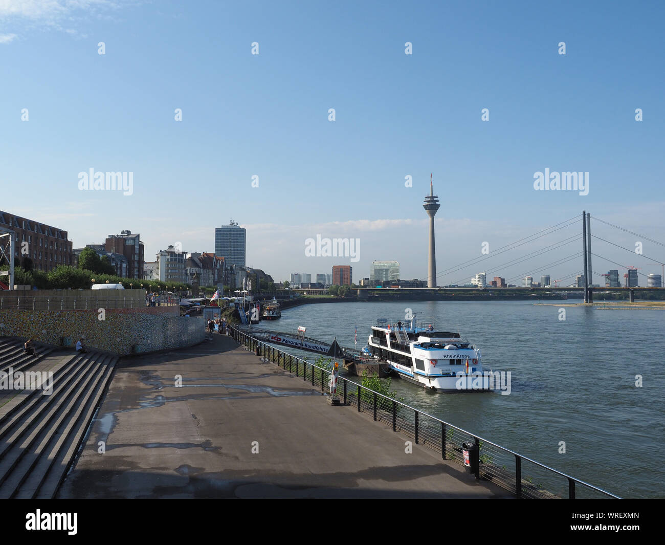 Düsseldorf, Allemagne - circa 2019 AOÛT : Rheinuferpromenade sur la banque du fleuve Rhein dans l'Altstadt (vieille ville) Banque D'Images