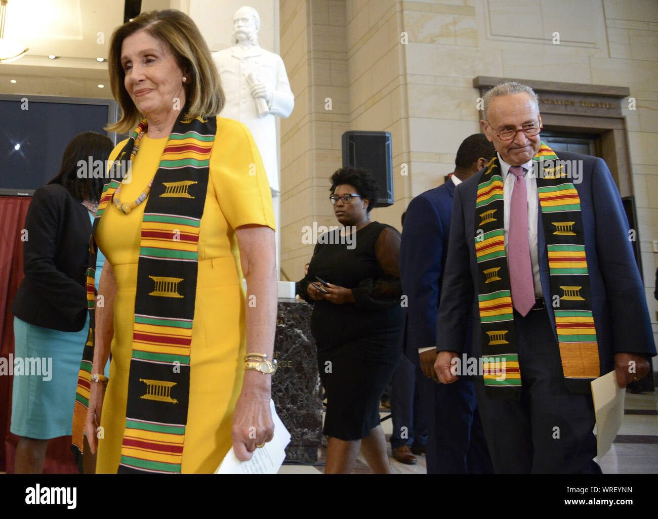 Washington DC, USA. 10 Sep, 2019. La Présidente de la Chambre Nancy Pelosi de Californie (L), portant une broderie africaine, arrive avec Sen. Chuck Schumer de New York, au Capitole, le mardi 10 septembre 2019, à Washington, DC. Le programme a marqué le 400e anniversaire de l'arrivée d'esclaves africains vers l'Amérique. Photo de Mike Theiler/UPI UPI : Crédit/Alamy Live News Banque D'Images