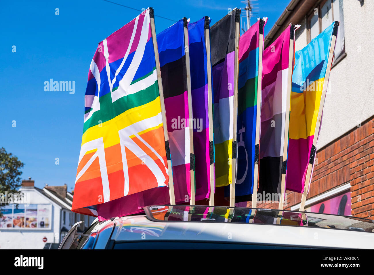 Une sélection de drapeaux colorés relatives aux questions gay utilisé dans la Parade de la fierté à Newquay Cornwall à Cornwall. Banque D'Images