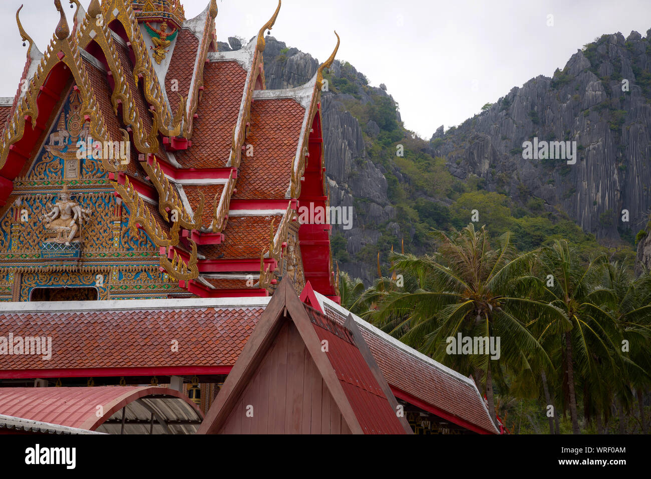 Thai monastère dans la région de temple khao daeng montrant les tendances de l'architecture Thaï délicate. Banque D'Images