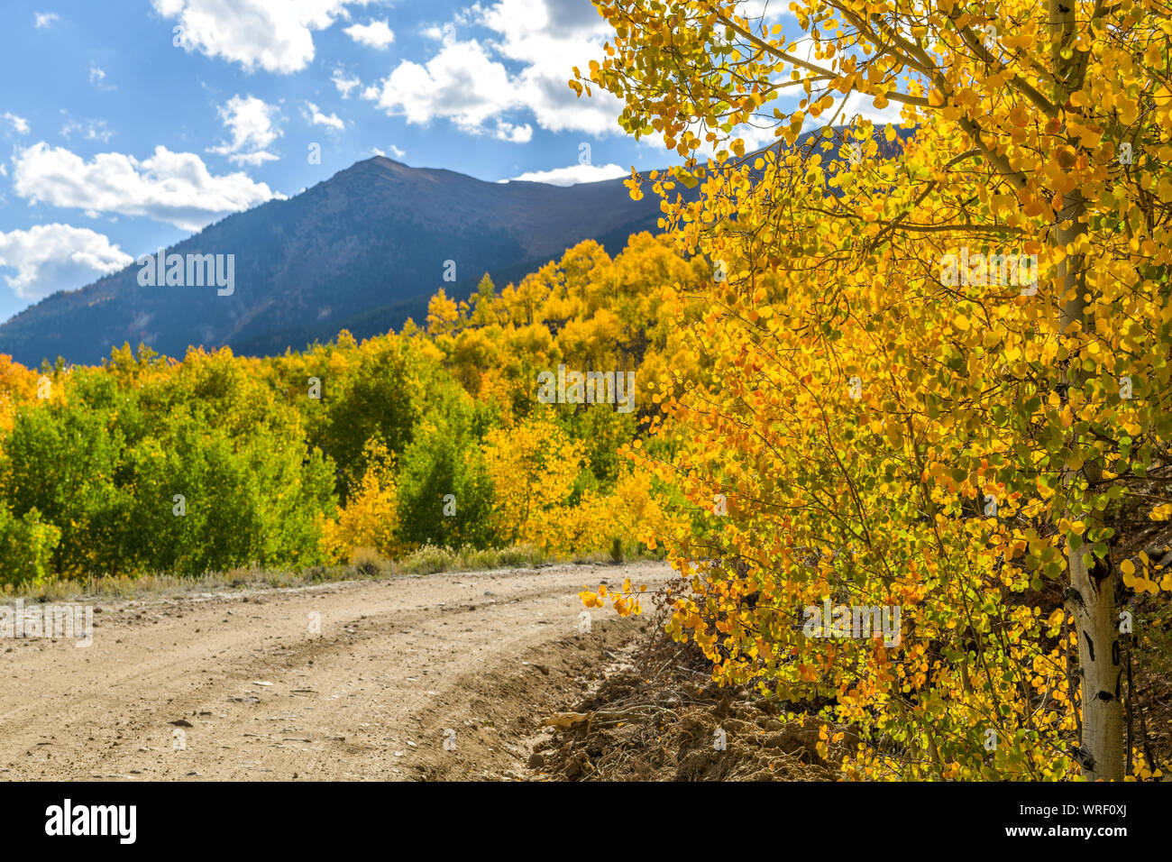 Route de montagne - vue de l'automne d'une route de montagne sinueuse. Les lacs Twin - Leadville, Colorado, USA. Banque D'Images