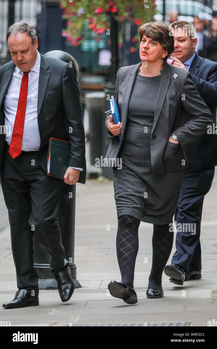 Westminster, London, 2019 10 sep. Chef Arlene Foster DUP et leader adjoint Nigel Dodds entrez au 10, Downing Street à Westminster, a dit d'être Premier ministre rencontre Boris Johnson. La DUP est en ce moment à un gouvernement de coalition avec le parti conservateur. Credit : Imageplotter/Alamy Live News Banque D'Images