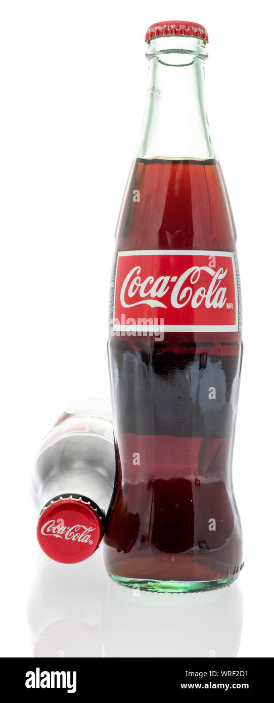 Winneconne, WI - 10 septembre 2019 : une bouteille de Coca Cola avec bouchon sur le côté sur un fond isolé. Banque D'Images