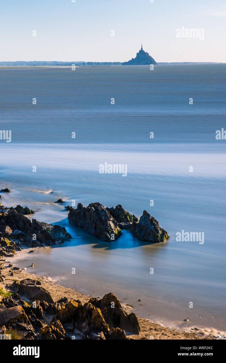 Océan Atlantique l'eau qui coule dans la baie du Mont Saint-Michel en Normandie France - version Portrait Banque D'Images