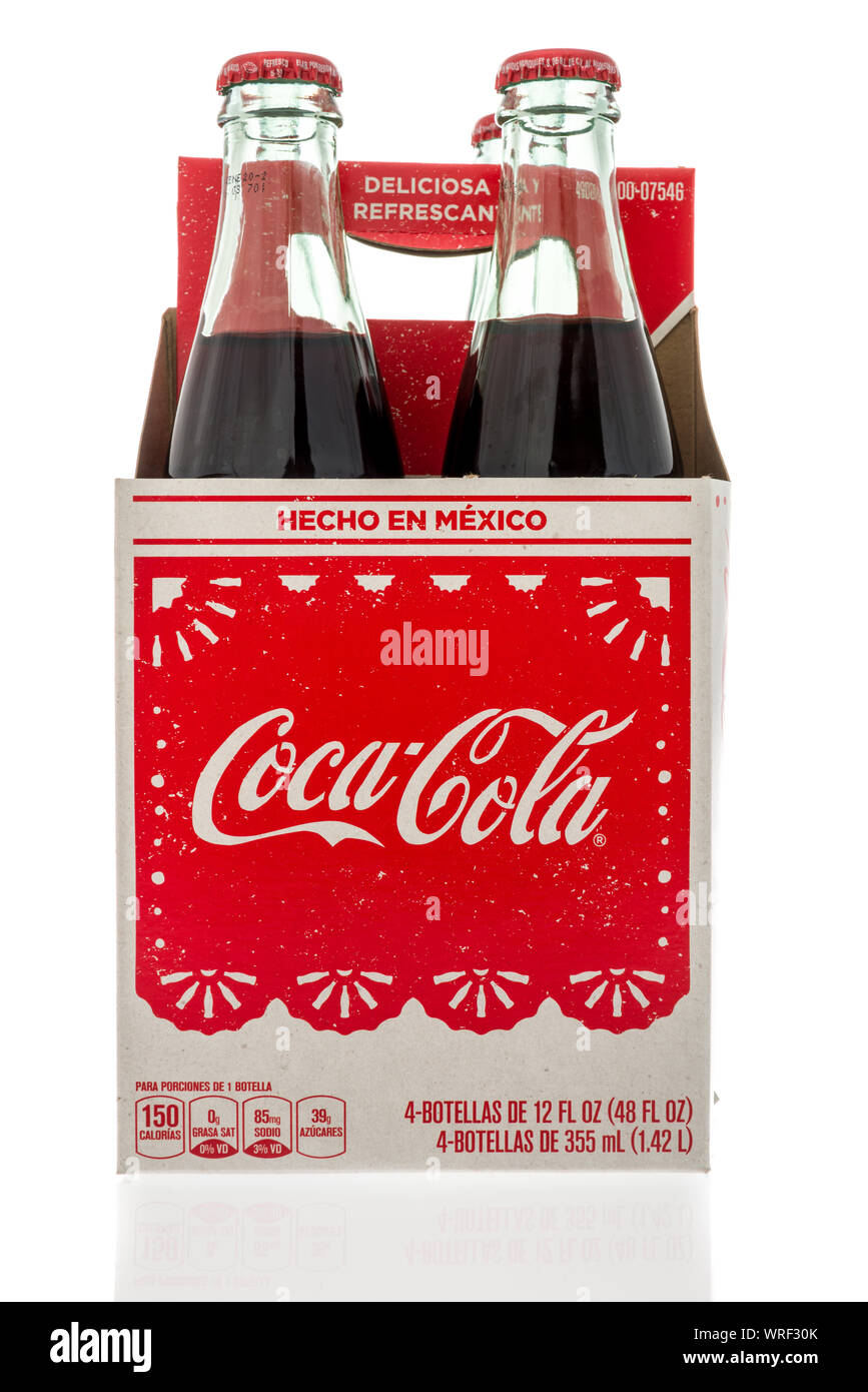 Winneconne, WI - 10 septembre 2019 : un pack de Coca Cola du Mexique sur une base isolée. Banque D'Images