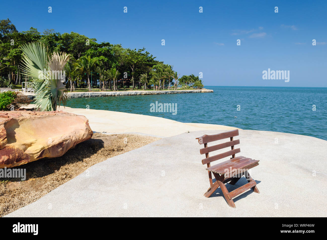 Banc en bois, belle vue sur la mer calme. Paysage verdoyant et relaxant avec un banc sur une plage de Pattaya, Thaïlande Banque D'Images
