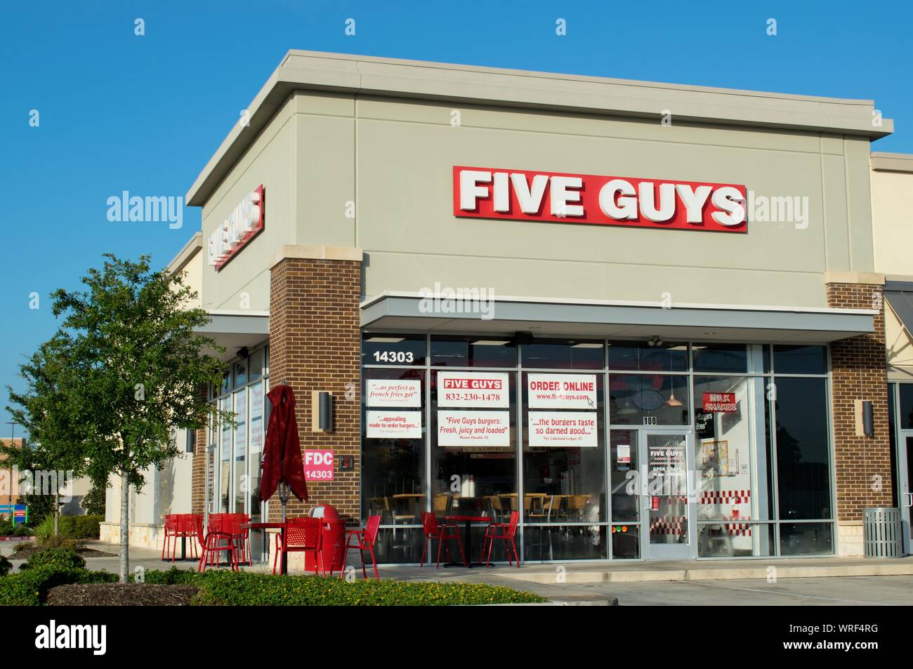 Five Guys Burgers and Fries a été autour depuis 1986 et a beaucoup d'endroits dans le monde entier. Il iconique et un burger favorite place dans le nous. Humble, TX Banque D'Images