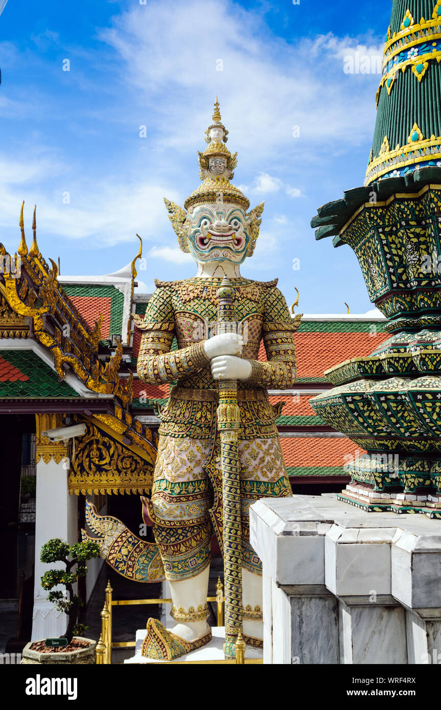 Yaksha démon statue au gardiennage Wat Phra Kaew Palace, Temple du Bouddha Émeraude. Bangkok, Thaïlande Banque D'Images