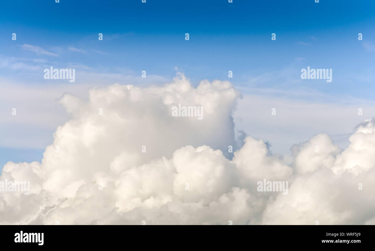 Fond de Ciel bleu avec des nuages Banque D'Images