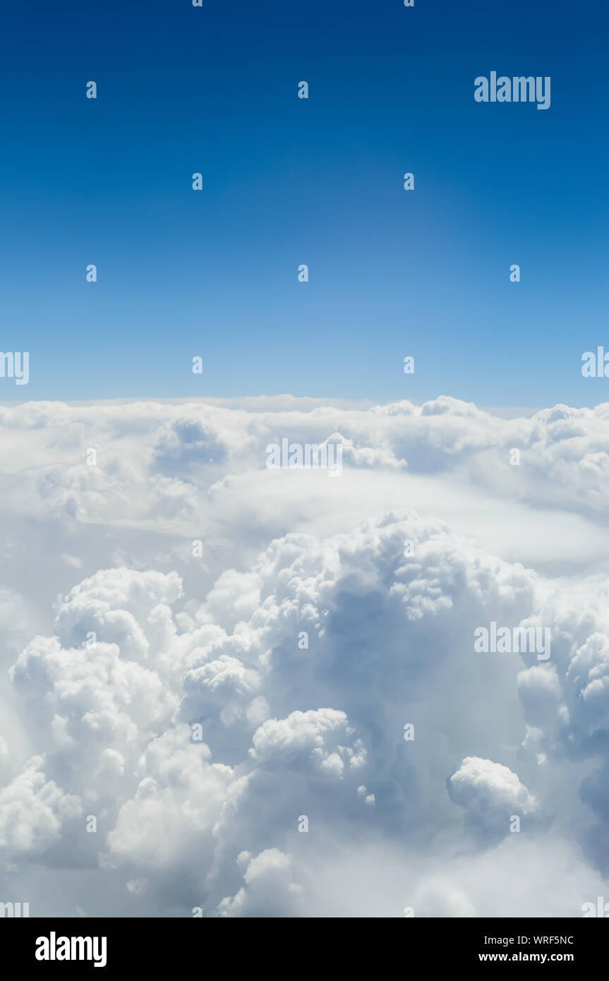 Ciel bleu avec des nuages vue verticale d'un aéronef Banque D'Images