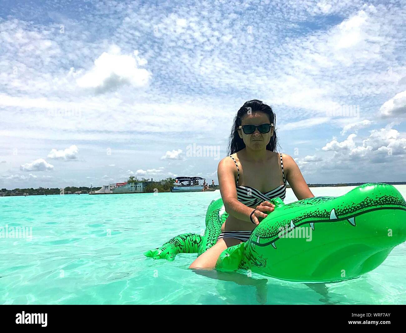 Inflatable crocodile swimming pool Banque de photographies et d'images à  haute résolution - Alamy