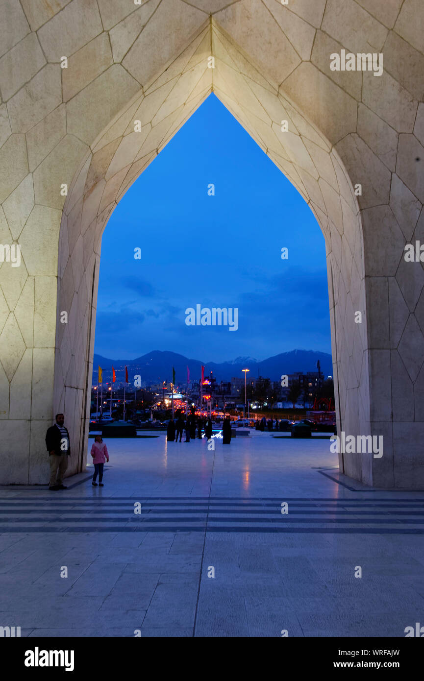 La tour Azadi ou Borj-e Azadi tower ou Monument de la liberté anciennement Tour Shahyad et culturelles complexes, de passage principal au coucher du soleil, Téhéran, République Islamique Banque D'Images