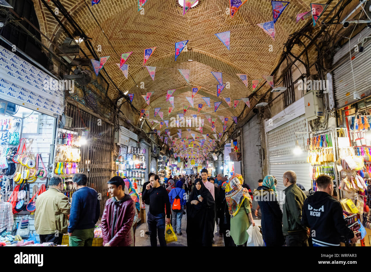 Allée bondée de boutiques, le bazar de Téhéran, République islamique d'Iran Banque D'Images