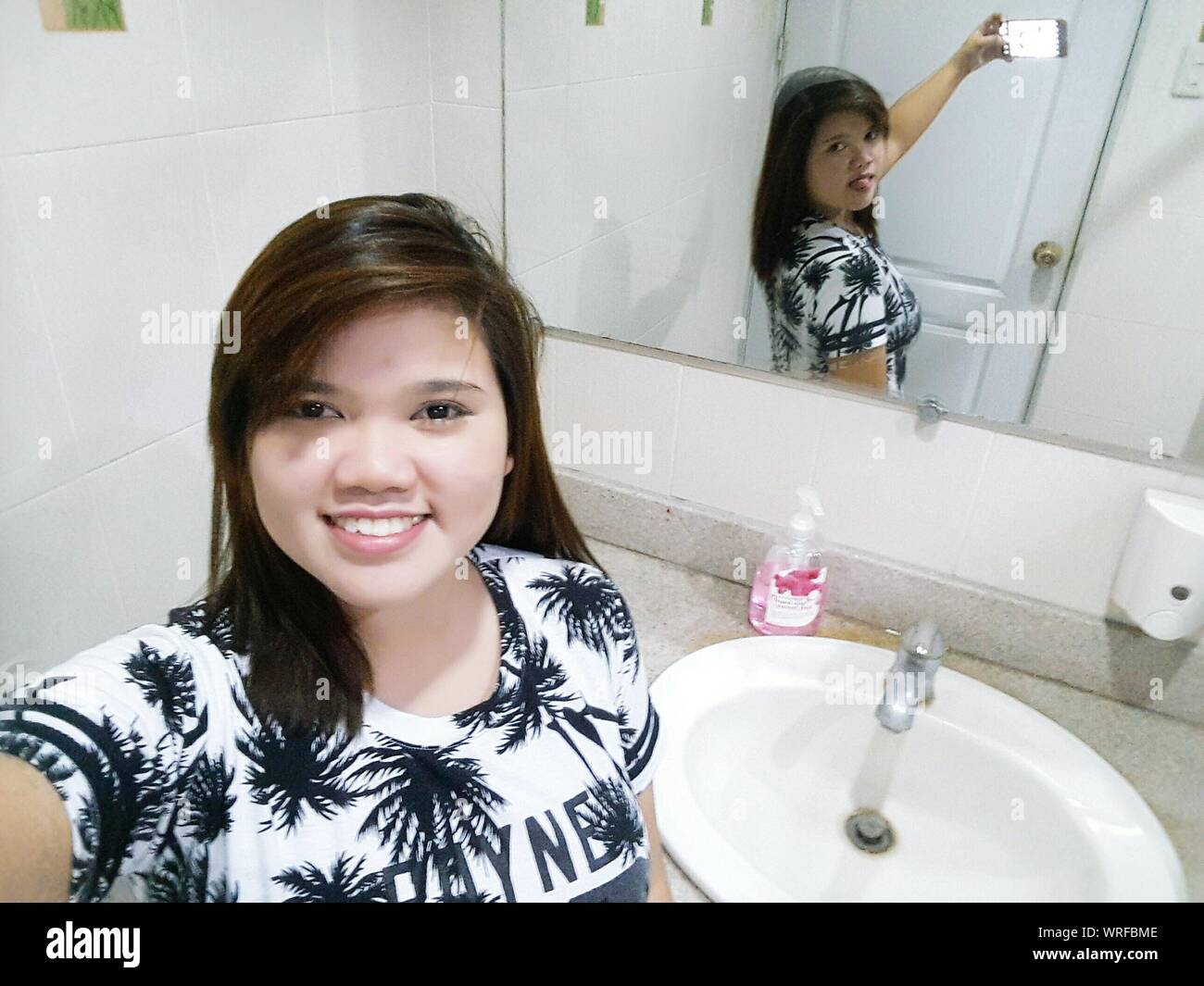 Image Composite numérique de prendre femme Avec Selfies réflexion sur un  miroir dans salle de bains Photo Stock - Alamy