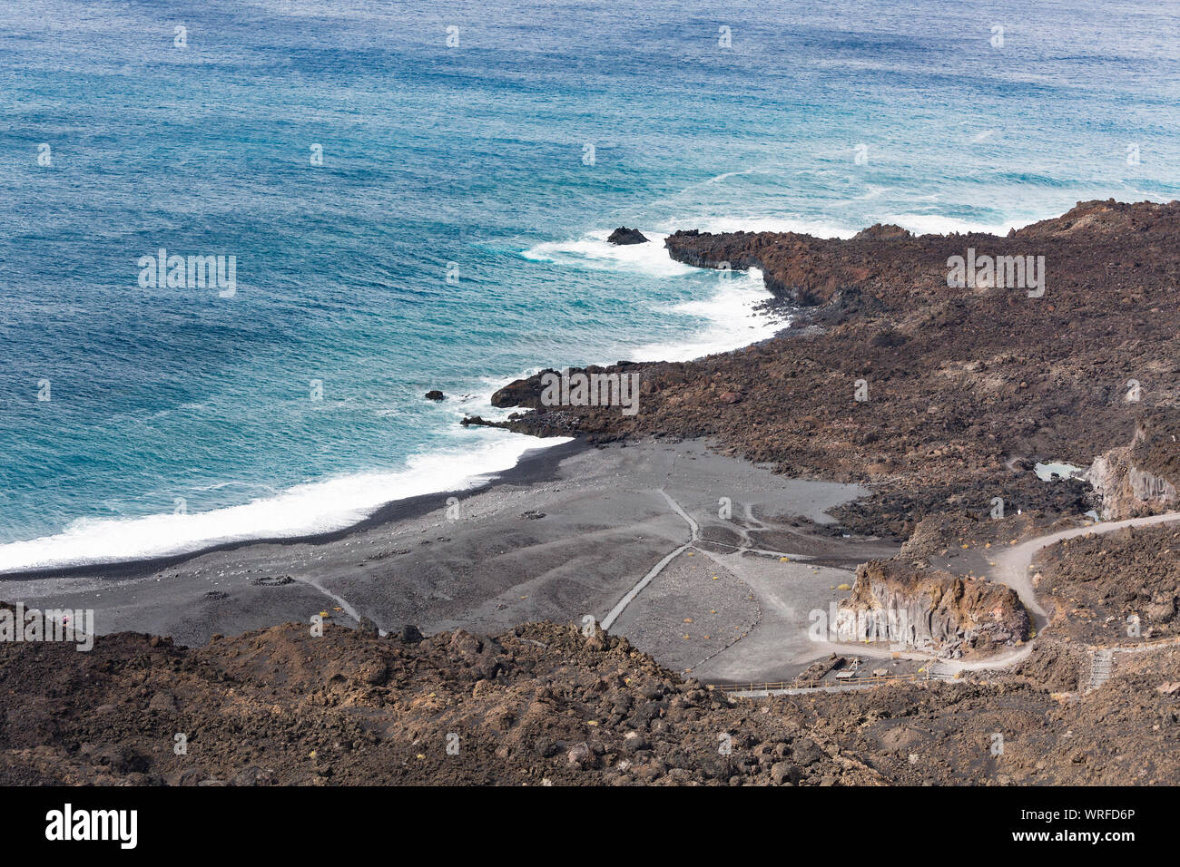 Portrait de lave volcanique littoral avec la plage Playa Echentive dans le sud de La Palma, Espagne. Banque D'Images
