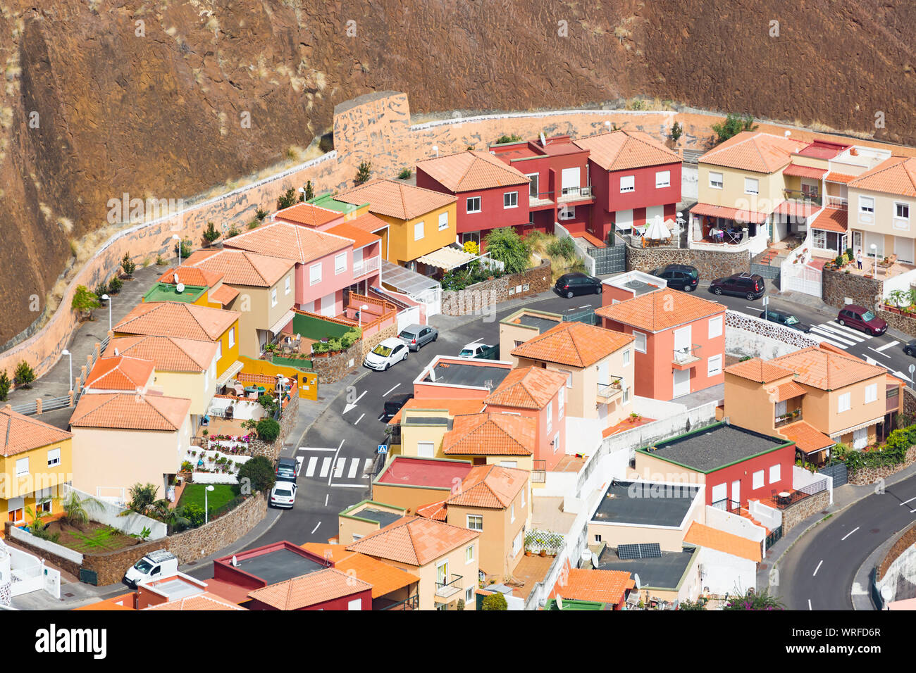 Vue depuis le Mirador de la Concepcion de maisons colorées dans le cratère village la Caldereta de Santa Cruz de la Palma, Espagne. Banque D'Images