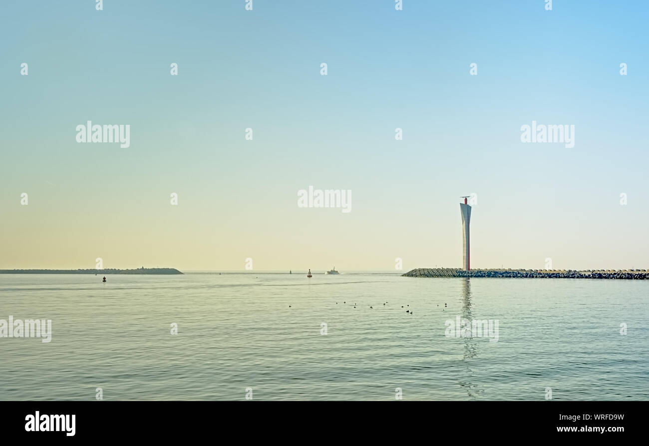 Pier avec radar moderne towe, conçu par E +W Eggermont architectes, sur un quai dans le port d'Ostende, Belgique, lors d'une journée ensoleillée avec ciel bleu clair Banque D'Images