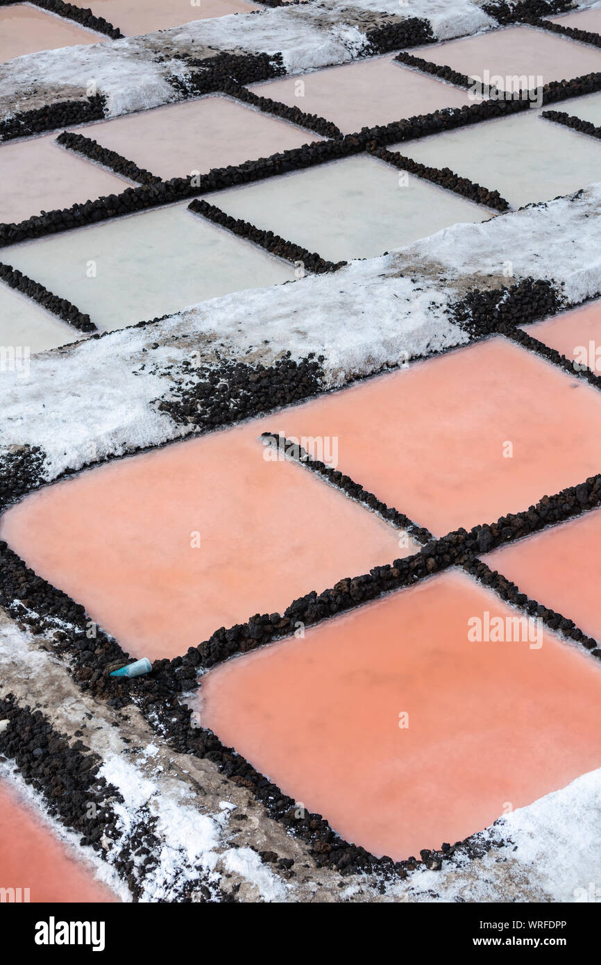 Des tas de sel de la Salinas de Fuencaliente de La Palma, Espagne avec de l'eau rouge à gauche dans les bassins. Banque D'Images