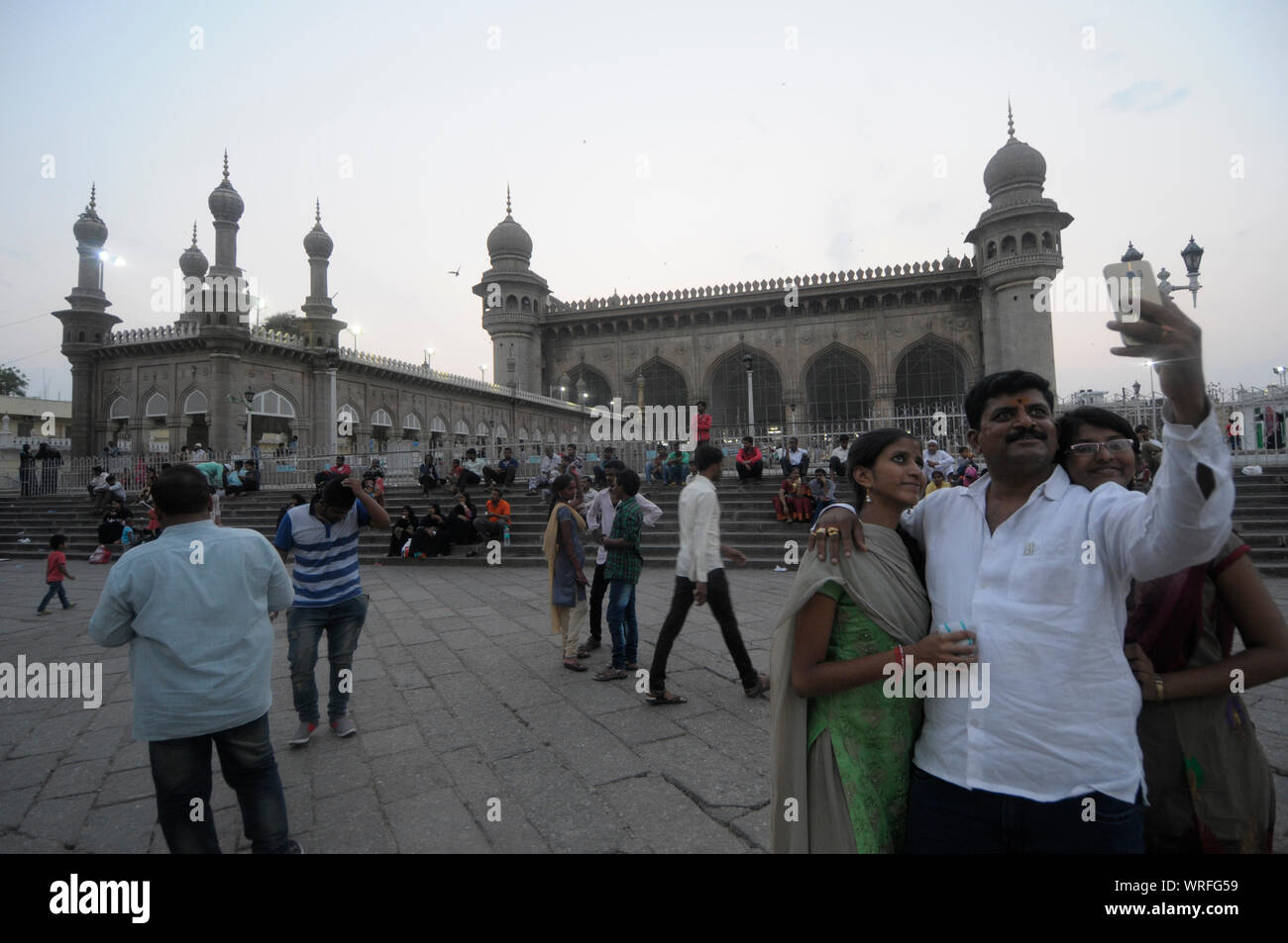 Un homme prend avec sa famille selfies à Makkah Masjid ou La Mecque Masjid, qui est une mosquée de la congrégation à Hyderabad, l'état indien Telangana. Il Banque D'Images