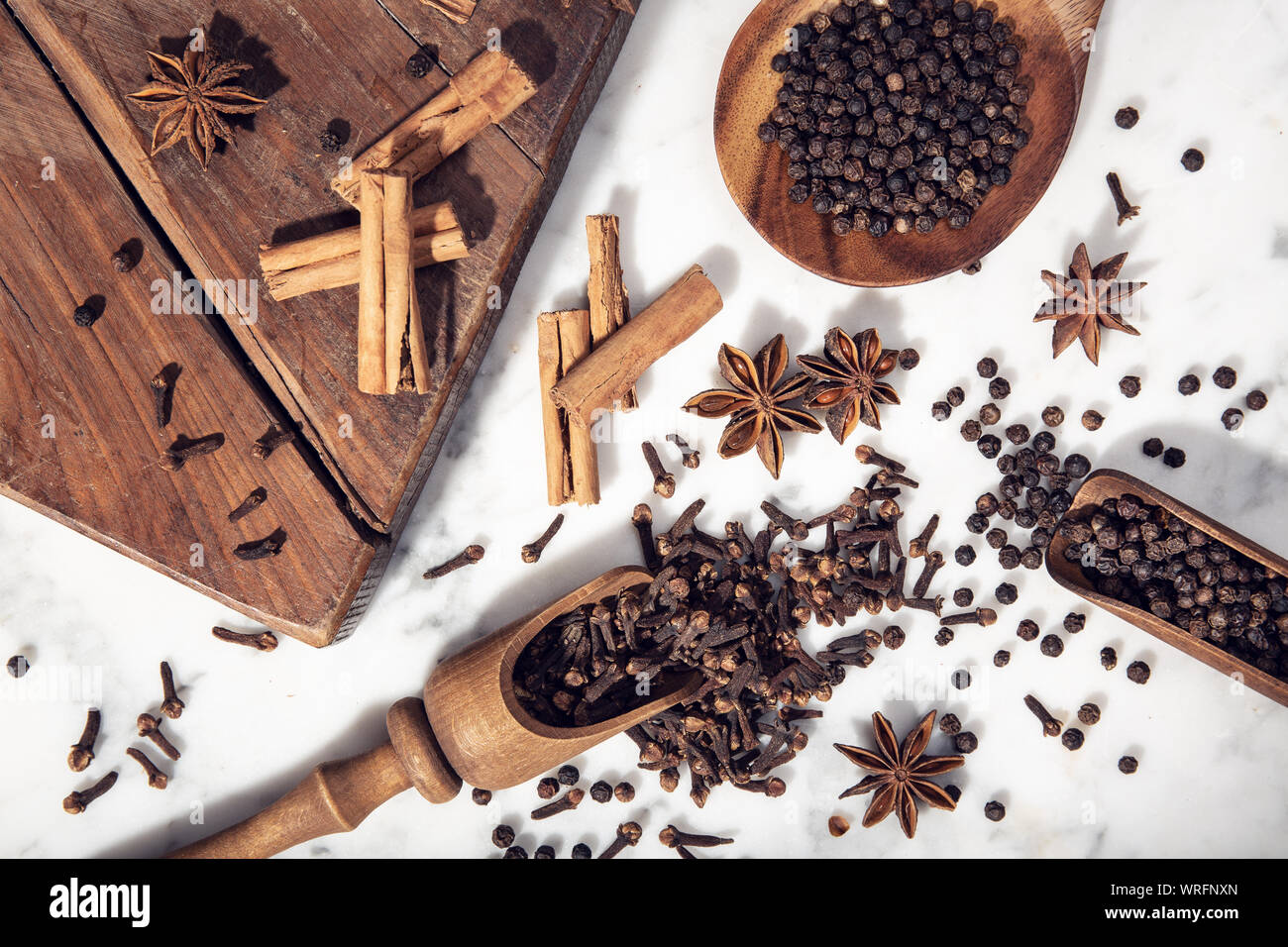 Ensemble d'épices sur table de marbre. L'anis étoilé, cannelle, girofle et poivre noir pour la cuisine. Vue d'en haut Banque D'Images