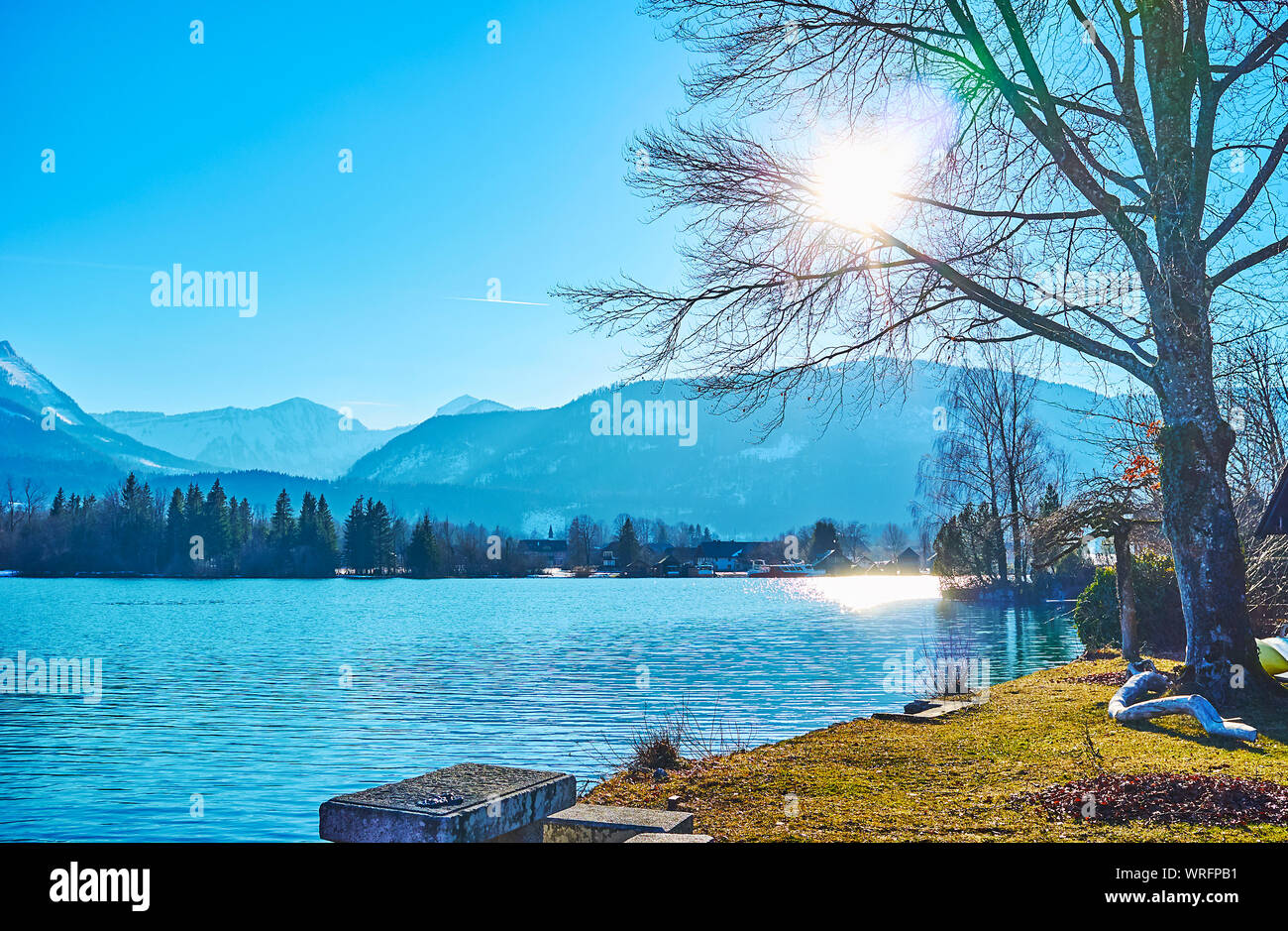 La promenade au bord du lac avec une vue sur la surface ridée brillant d'azure du lac Wolfgangsee, qui reflètent les rayons du soleil, St Wolfgang, Salzkammergut, Autriche Banque D'Images
