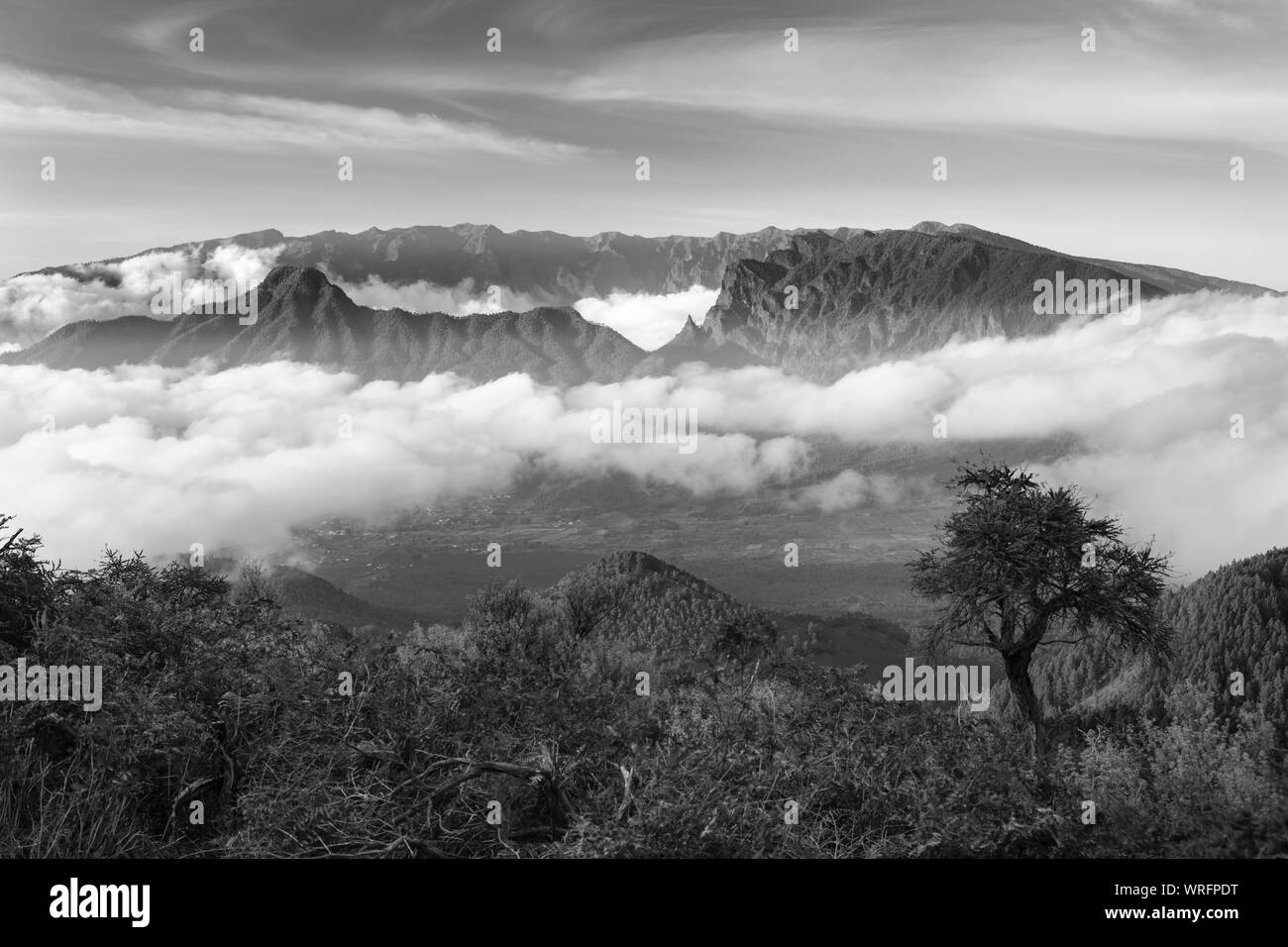 Soirée noir et blanc vue sur les montagnes de La Palma avec la Caldera de Taburiente en arrière-plan. Vu de la façon de le volcan Birigoy Banque D'Images