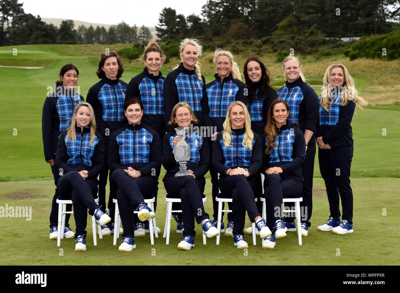 L'Europe de l'équipe capitaine Catriona Matthew (centre, rangée du bas) pose pour une photo avec le trophée et son équipe au cours de l'aperçu de la deuxième journée de la Solheim Cup 2019 à Gleneagles Golf Club, à Auchterarder. Banque D'Images