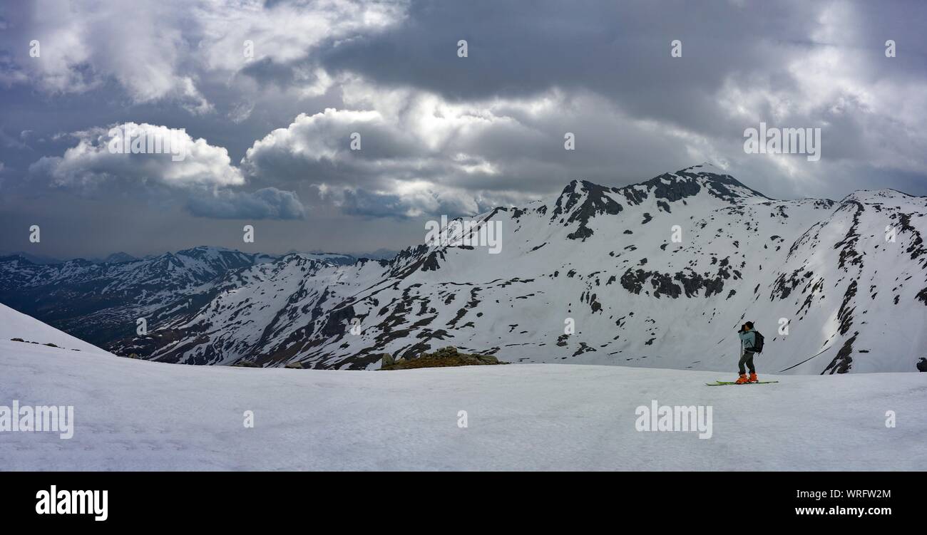 Du ski à prendre des photos de paysages de montagne d'ascension Mt. Sonnblick au parc national Hohe Tauern, Autriche Banque D'Images