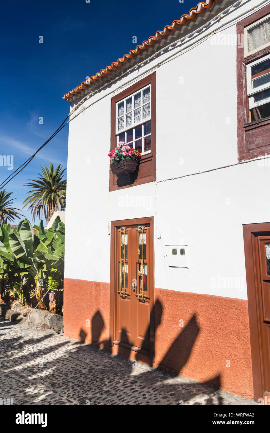 Maison avec de couleur orange et blanc à San Andres village de l'est de La Palma, Espagne. Banque D'Images