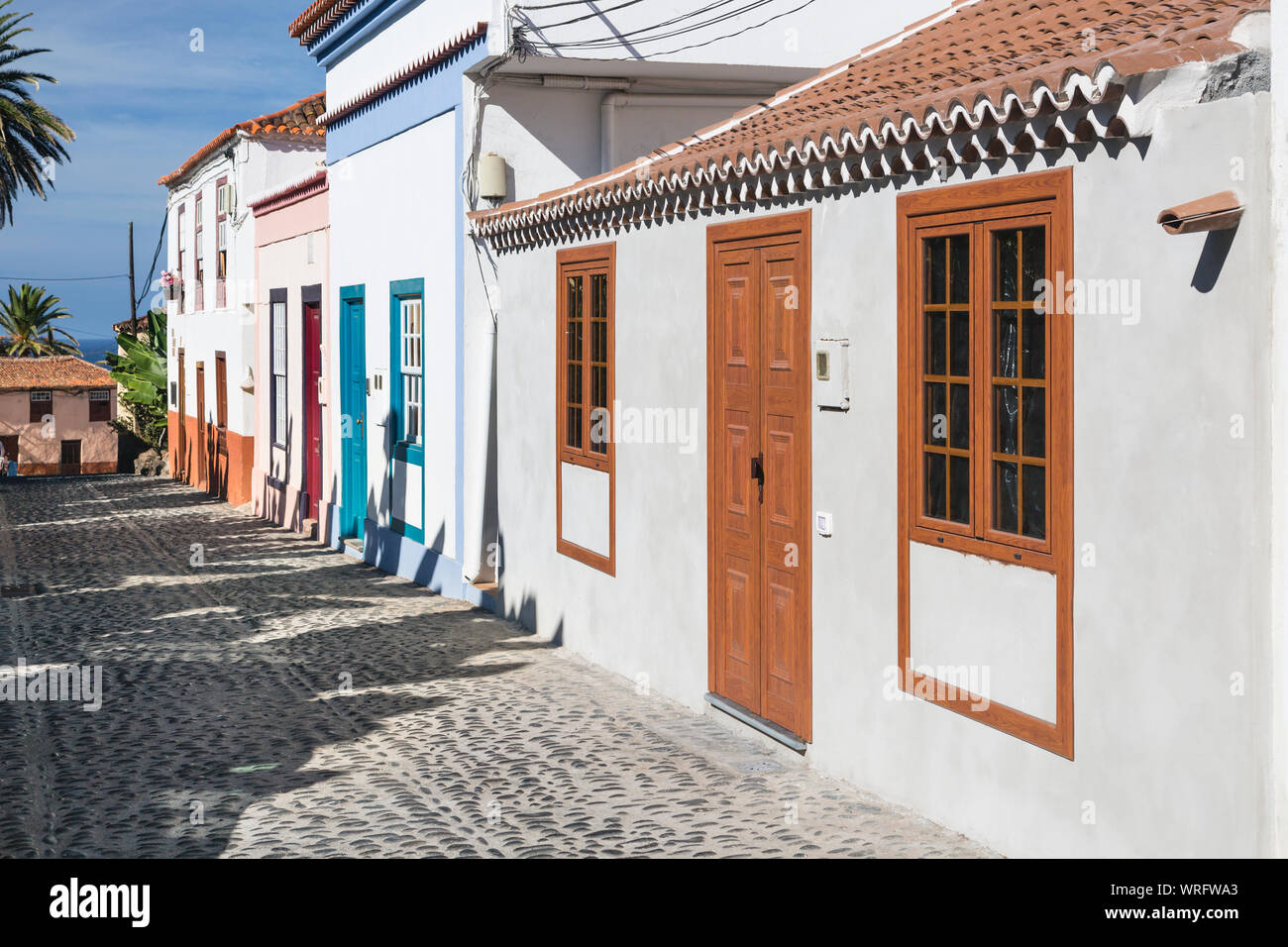 Voir le long d'une rue aux maisons colorées à San Andres village de l'est de La Palma, Espagne. Banque D'Images
