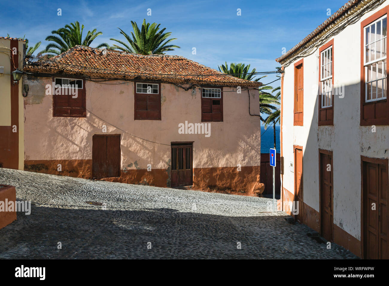 Vue d'une rue en pente avec des maisons colorées à San Andres village de l'est de La Palma, Espagne. Banque D'Images